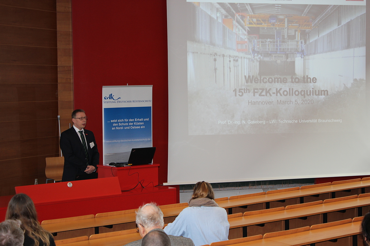 Prof. Goseberg begrüßt die Teilnehmer des 15. FZK Kolloquiums.