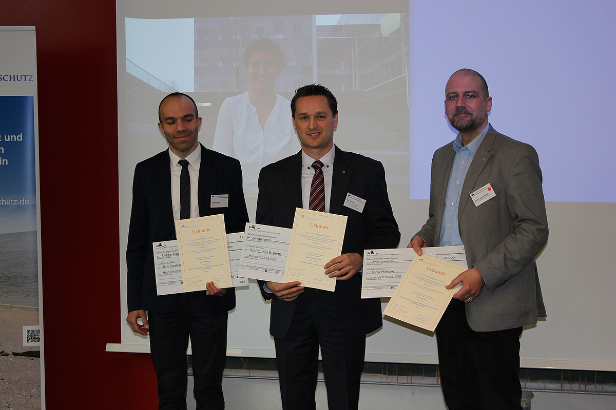 Die Gewinner des Förderpreises der Stiftung Deutscher Küstenschutz halten ihre Urkunden.