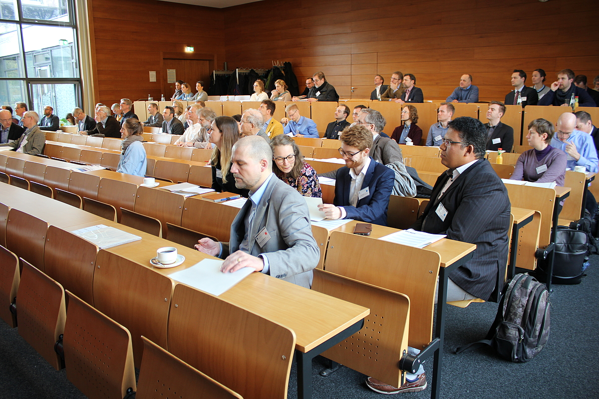 Teilnehmer des 15. FZK-Kolloquiums sitzen im Hörsaal.