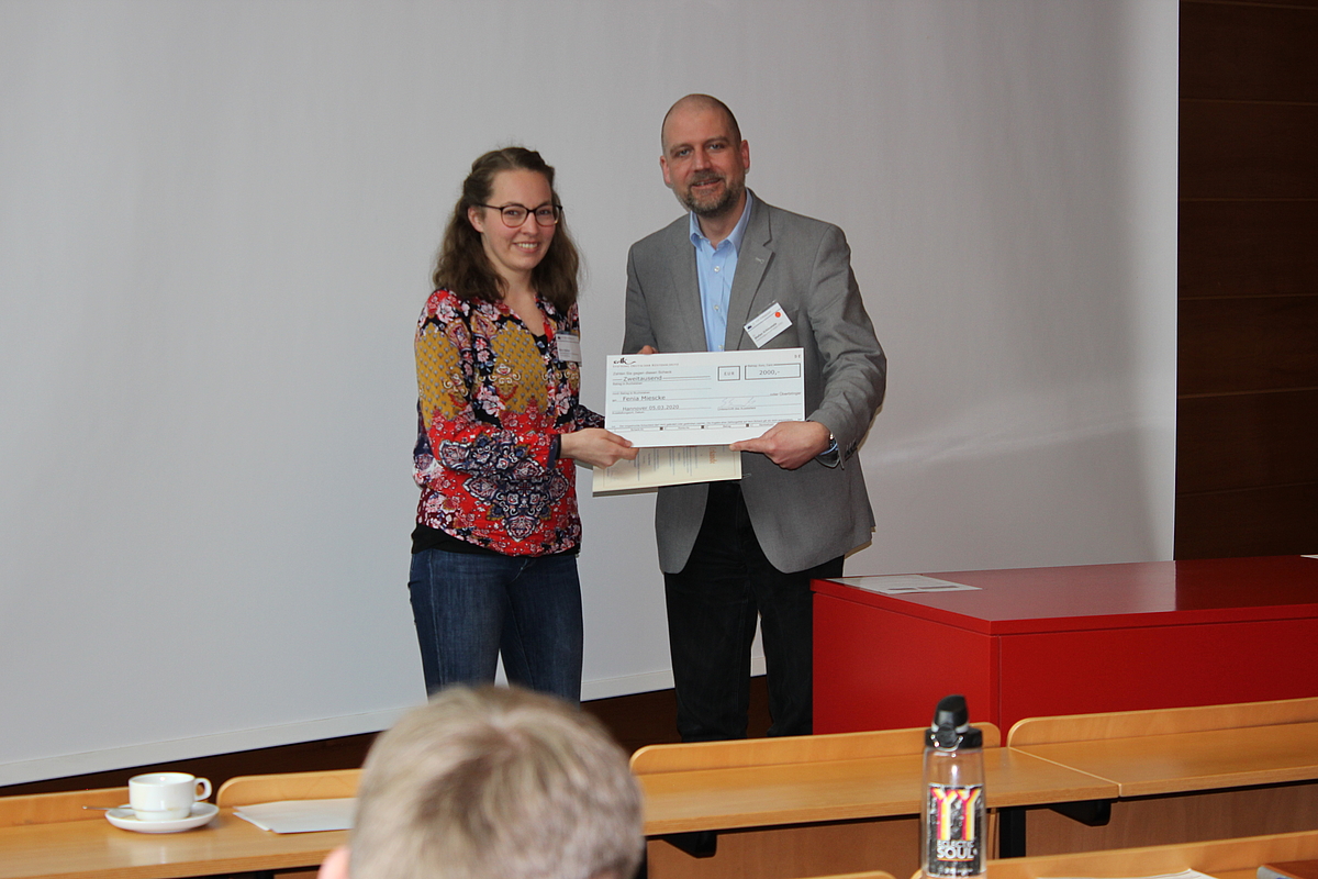 Verleihung des Förderpreises der Stiftung Deutscher Küstenschutz durch den Stiftungsratsvorsitzenden Dr. Schimmels.